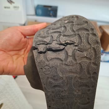 Polaris Çift Tokalı Terlikte Kısa Sürede Taban Yarıları: Kalite Sorunu Ve İade Talebi
