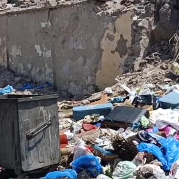 İzmir Büyükşehir Belediyesi Çöplerin Toplanması Gerekiyor