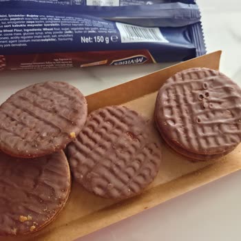 McVitie’s Bisküvinin Üzerinde Beyazlaşmalar Ve Delikler Oluştuğunu Fark Ettim