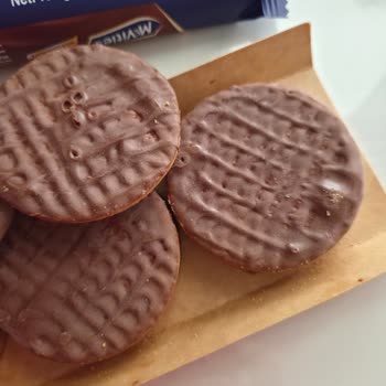 McVitie’s Bisküvinin Üzerinde Beyazlaşmalar Ve Delikler Oluştuğunu Fark Ettim