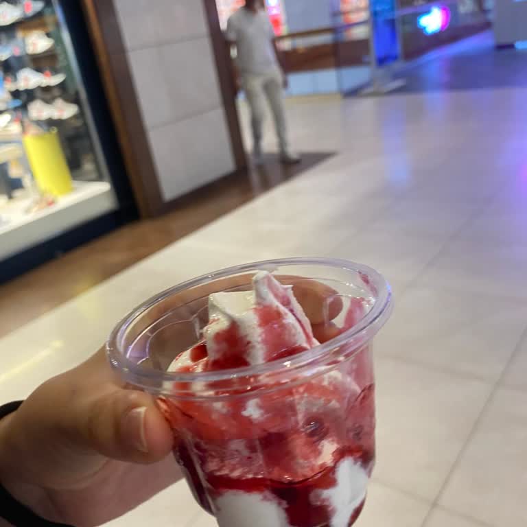 Burger King Şubesinde Sundae Bardakları Yarım Dolduruluyor