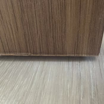 Kırık Masa, Renk Uyumsuzluğunda Kanepe Ve Eksik Konsol Parçaları