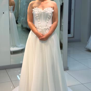White Fashion Design Mağduriyet Yaşama