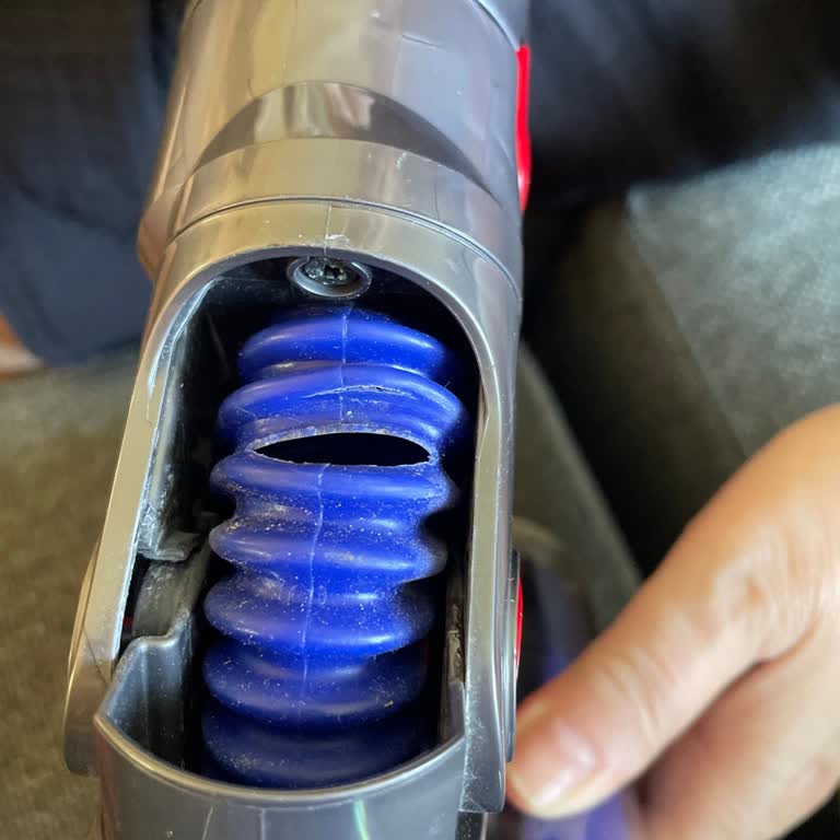Dyson V8 Süpürge Hortumu Tekrar Yırtıldı, Ücretsiz Değişim Talebi