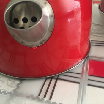 A101'den Aldığım Kiwi Retro Çay Makinesinde Üst Demlik Sızıntısı Ve Alt Kettle Deformasyonu