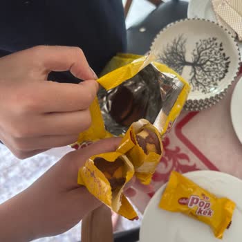 BİM'de Eti Popkek'lerin Açık Ve Boş Paketleriyle Yaşanan Hijyen Sorunu Tekrarlandı