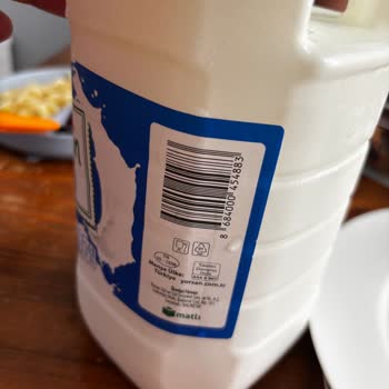 Yörsan Ayranında Pembe Kırmızı Madde Görüldü, Çocuk Sağlığı Tehlikede