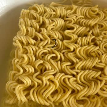 İndomie Noodle'unda Paslı Yabancı Cisim Bulunması Sağlık Endişesine Yol Açtı