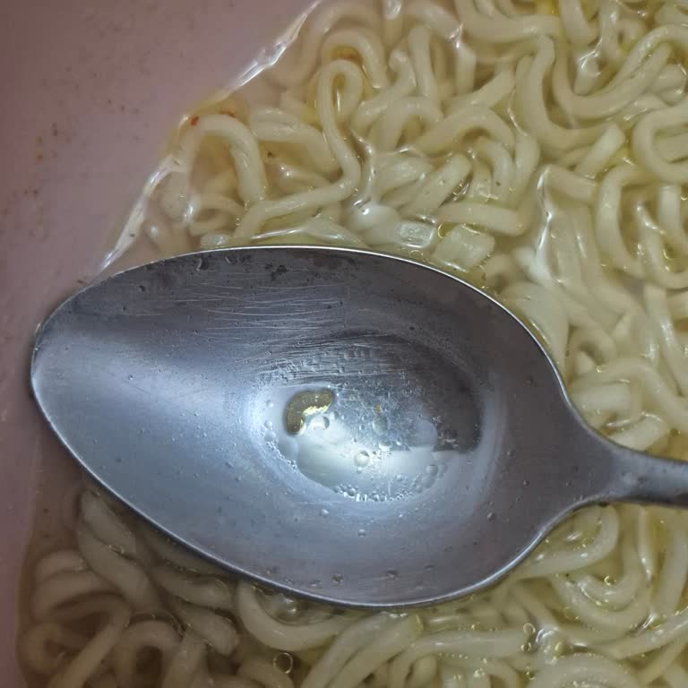 İndomie Noodle Ürününde Kelebek Ve Kurt Çıktı