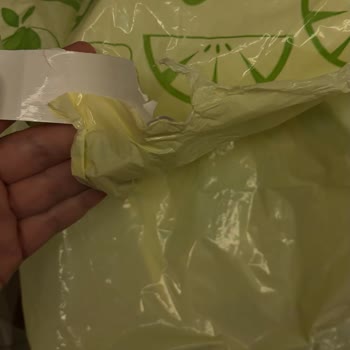 Yapışkan Etiket Çöp Poşetini Delip Kullanılamaz Hale Getirdi