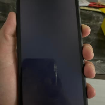 Ekranı Aniden Kararan İPhone 11 İçin Satıcı Yanıtsız, Tam İade Talebi