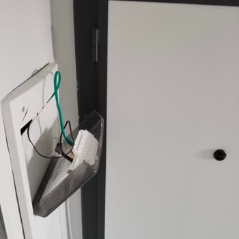 Modem Kapı Arkasına Monte Edilmesi Güvenlik Ve Kablosuz Ağ Sorunları Yaratıyor