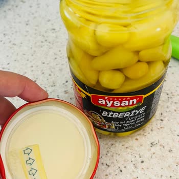 Aysan Turşu Kapağın İç Kısmına Yapışmış Halde Yara Bandını Andıran Bir Yabancı Cisimle Karşılaştım