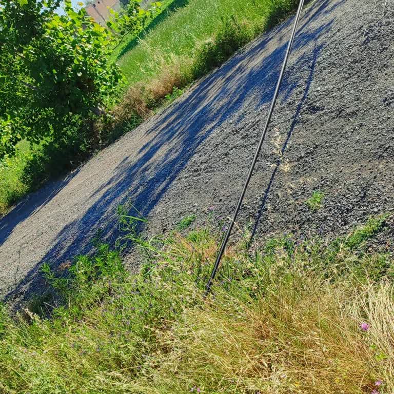 Şirin Sokak’ta Yerde Kalan Türk Telekom Kablo Trafiği Engelliyor Ve Güvenliği Tehlikeye Atıyor