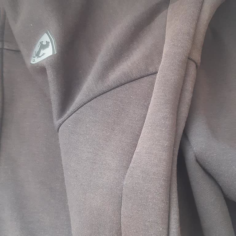 Renk Atan Sweatshirt Ve Cevapsız Müşteri Desteği