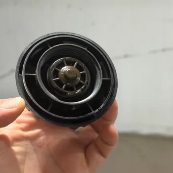 BMW 3.20i G20 Yedek Su Deposu Kapağındaki Çürüme Ve Kırık Şikayetim