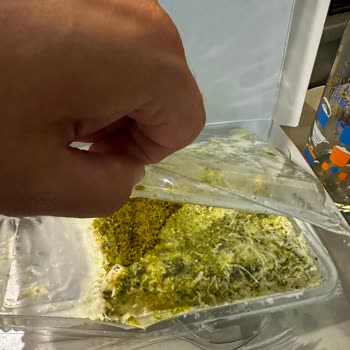 Bozuk Tatlılar İçin İade Reddi Ve Sağlık Endişesi
