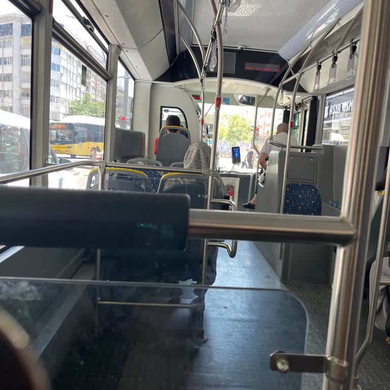 Belediye Otobüslerinde Türkçe Sesli Uyarı Ve Levhaların Yokluğu