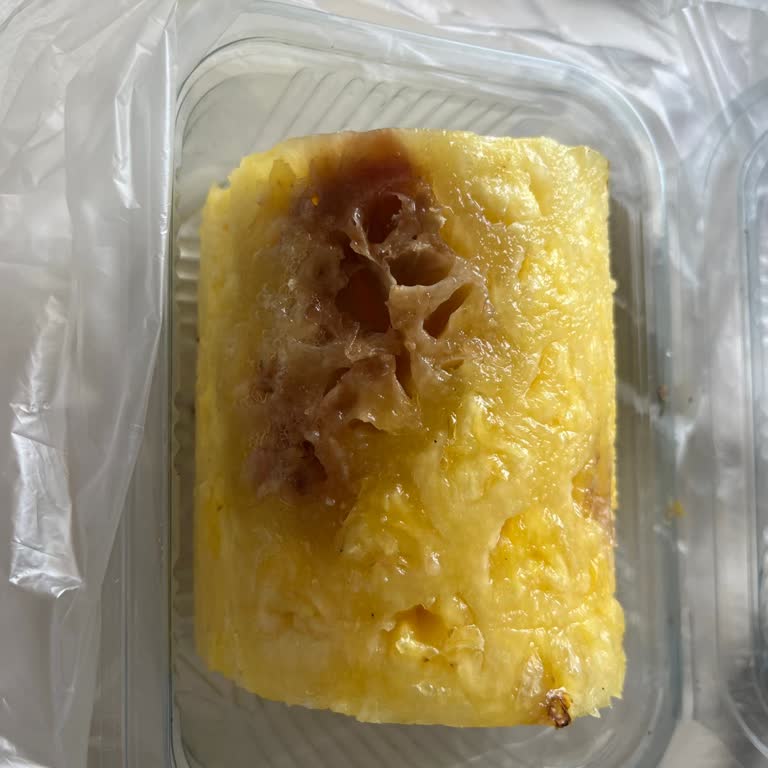 Çürük Ananas Ve Çalışanların Saygısız Tutumu