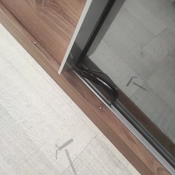 Aynalı Gardırop Camı Ani Düşerek Çocuğumuzu Tehlikeye Atıyor