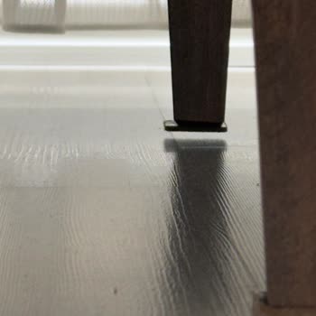 Kısa Ayağa Sahip Koltuk Ve Saygısız Servis Elemanı