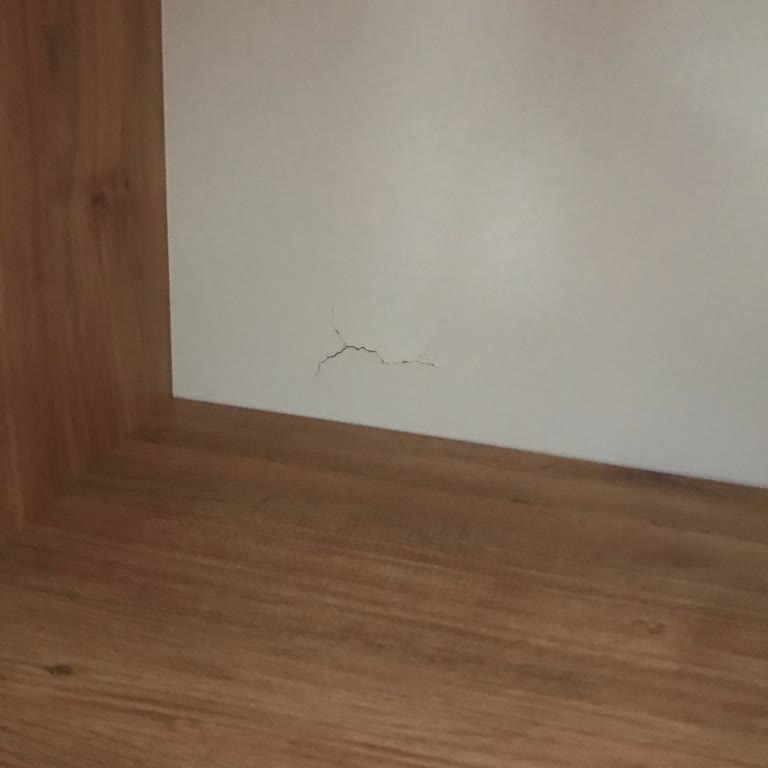 Kırık TV Ünitesi Ve 25 Günlük Cevapsız Servis