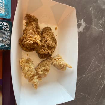 Popeyes Şubesinde Küçük Tavuk Kovasına Çözüm Sunulmaması