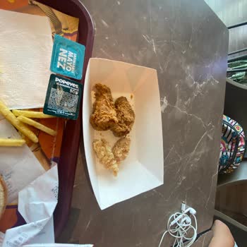Popeyes Şubesinde Küçük Tavuk Kovasına Çözüm Sunulmaması