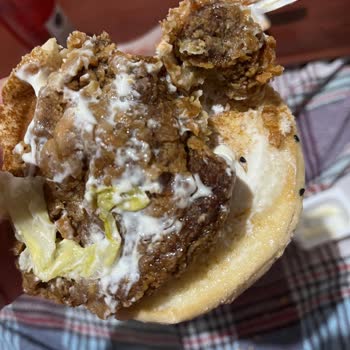 Popeyes Şubesinde Gıda Güvenliği İhlali: Siyah Ve Sert Hamburger