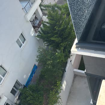 Cam Balkonunda Kırık Cam Değiştirilmedi, Firma Oyalıyor