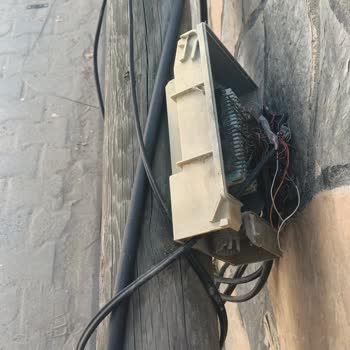 Devrilmiş Telekom Direği Ve Açık Kablolar Güvenlik Ve İnternet Kesintisine Neden Oluyor
