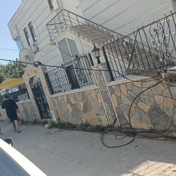 Devrilmiş Telekom Direği Ve Açık Kablolar Güvenlik Ve İnternet Kesintisine Neden Oluyor