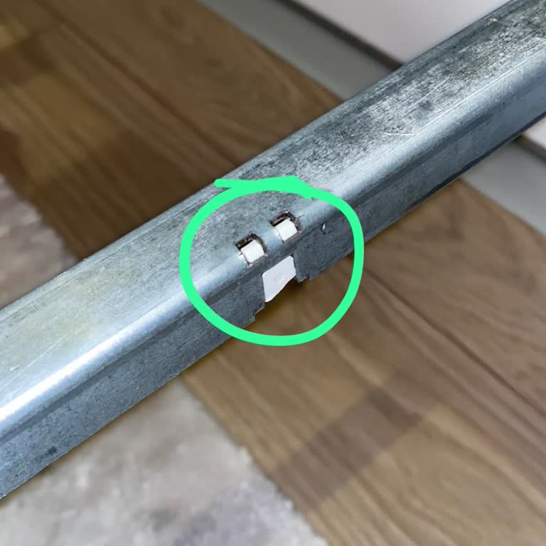 Kırık Fren Tırnakları Çekmeceleri Sert Kapatıyor Ve Yedek Parça Talebi