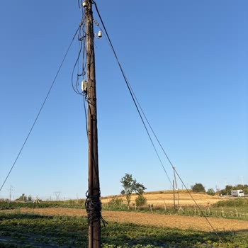 Güveçli Köyü'nde Yıpranan Telekom Direkleri Ve Sarkan Kablolar Güvenlik Riski