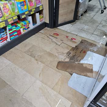 Acil Tesisat Çözümü Gereken Lağım Patlamasıyla Şubede Hijyen Krizi