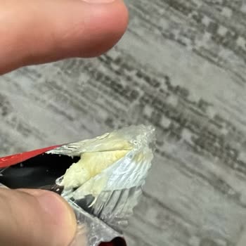 Migros'ta Satın Aldığım Çikolatada Belirsiz Beyaz Parçalar Ve Sağlık Endişesi