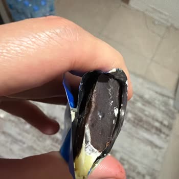 Migros'ta Satın Aldığım Çikolatada Belirsiz Beyaz Parçalar Ve Sağlık Endişesi