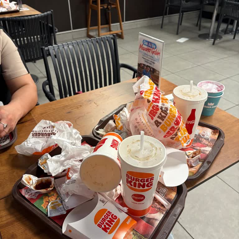 Burger King Sefaköy Şubesinde Kirli Masa Ve Personel İlgisizliği