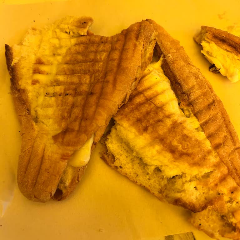Kalitesiz Kaşarlı Tost Ve Hijyenik Olmayan Sunum