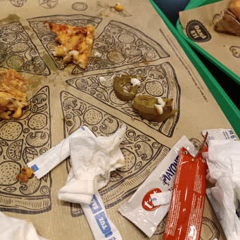 Pizza Diliminde Kıl Bulunması Ve Personelin Umursamaz Cevabı
