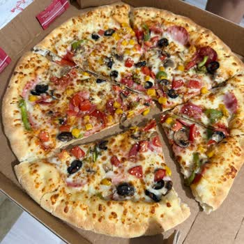 Gemlik Şubesinde Pizza Kesimindeki Özensiz Sunum