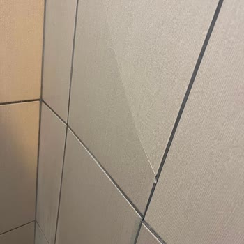 Kısa Profil Ve Yanlış Vidalarla Montajlanan Duşakabin Fayansları Patlattı