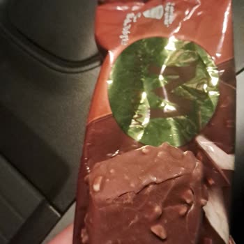 Yarım Magnum Badem Dondurmasıyla Yaşanan Hayal Kırıklığı Ve Ücret İadesi Talebi