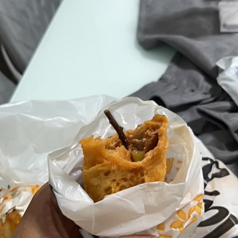 Maydonoz Döner Şubesinde Odun Parçası: Sağlık Riski Ve Umursamaz Yaklaşım