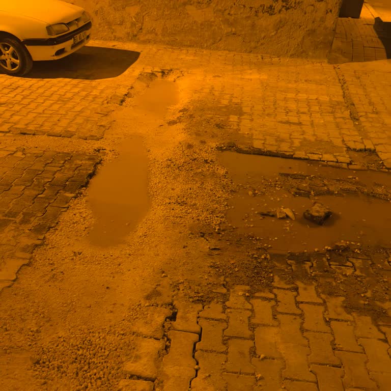 Doğalgaz Çalışması Sonrası Açılan Çukur Ve Su Birikintisi Çocukları Tehlikeye Atıyor