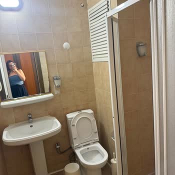 Küçük Oda, Bozuk Klima Ve Asansör Yokluğu, Yetersiz Kahvaltı Şikayeti