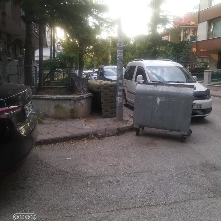 Aydınlıkevler Sokaklarında Çöp Toplanmıyor, Büyük Atıklar Bina Önlerinde Bırakılıyor