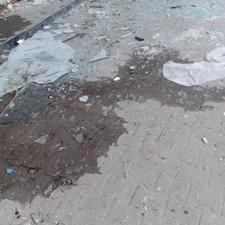 Cam Kırıkları Ve Molozlar Yaya Güvenliğini Tehdit Ediyor