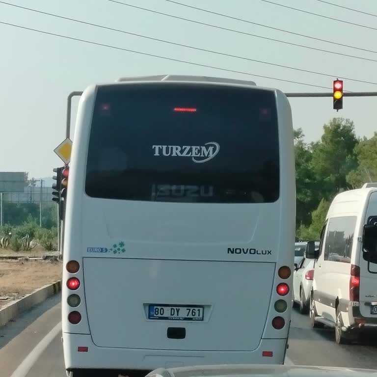 Nova Otobüs Şoförünün Tehlikeli Sıkıştırması Neredeyse Kazaya Yol Açtı