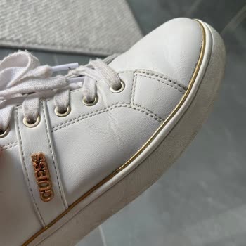 Guess Sneaker Deri Soyulması Üretim Hatası